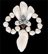 Natural freshwater pearl brooch with three diamonds 