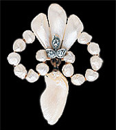 Natural freshwater pearl brooch with three diamonds&nbsp;